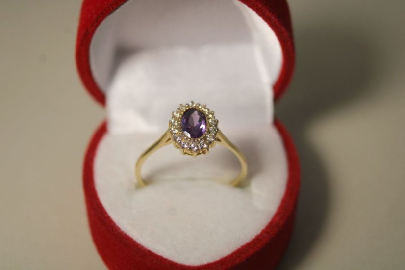 Prsteň- fialový zirkón-žlté zlato-14K