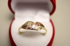 Zlatý viacfarebný prsteň ozdobený jemným gravírom, veľkosť 64, 1,52g,14 karátov, 585/1000