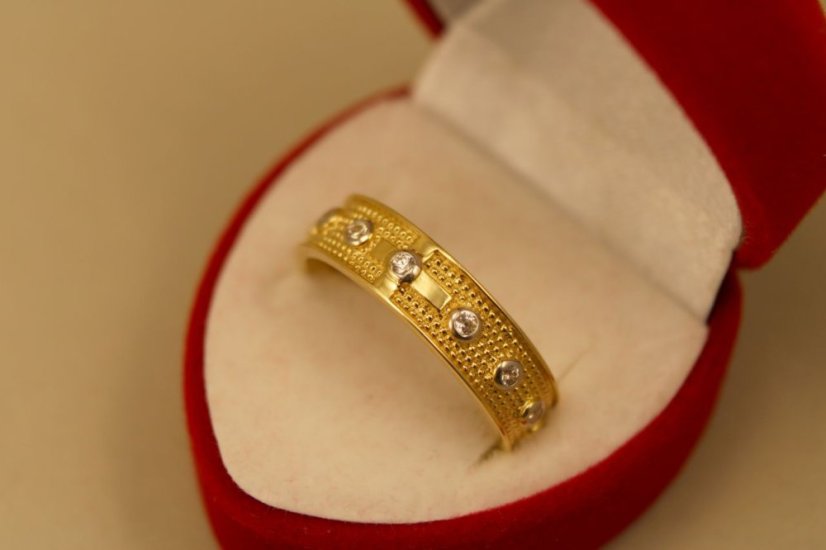 Zlatý ružencový prsteň, v kombinácii s bielymi doplnkami a čírymi zirkónmi, 14k 585/1000