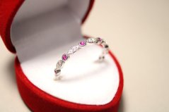 Prsteň-číre-rúžové zirkóny-rhodium-striebro