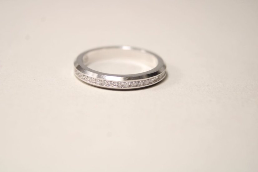 Strieborný prsteň s čírymi zirkónmi, rhodium, veľkosť 47, 2,11 g, 925/1000