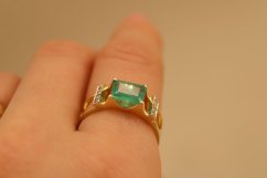 Prsteň- Smaragd- Brilianty- žlté zlato- 14 karátov