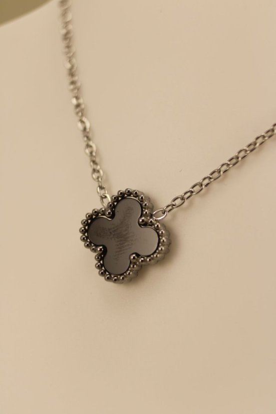 Celebritka-ďatelinka-čierny kameň-chirurgická oceľ