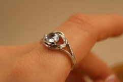 Prsteň- modrý topás- zirkóny- rhódiované striebro