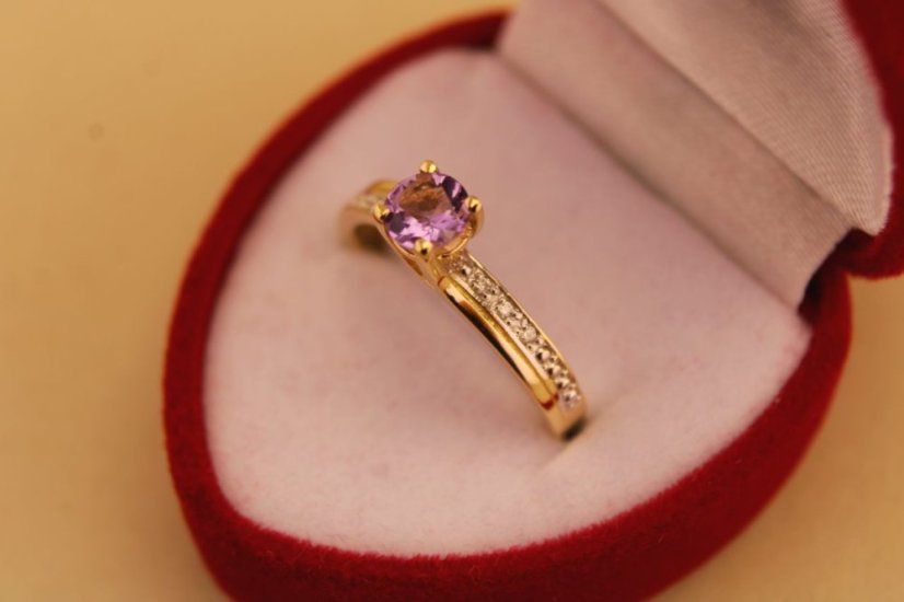 Prsteň- diamanty- ametyst- kombinované zlato- 14 karátov