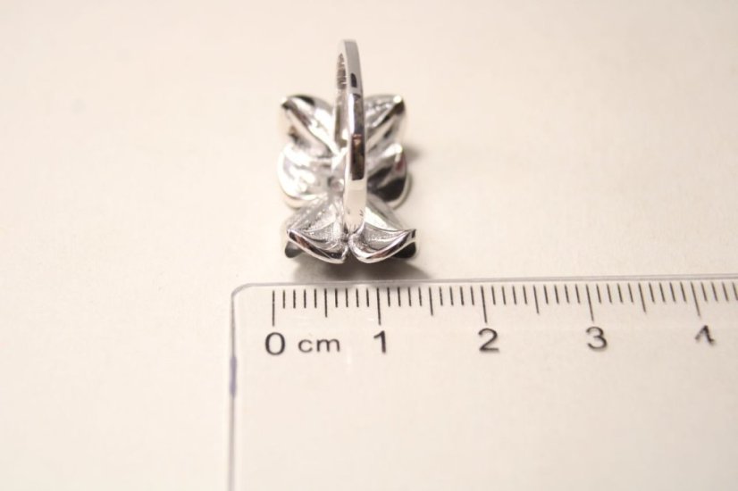 Rozkvitnutý strieborný prsteň s čírymi zirkónmi, čierny smalt, rhodium, veľkosť 49, 5,01 g, 925/1000 - Materiál: Rhodiované striebro, Druh kameňa: Zirkóny/smalt, Farba kameňa: Číry/čierny, Veľkosť prsteňa: 49, Váha (g): 5,01, Rýdzosť: STRIEBRO 925/1000