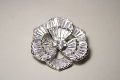 Brošňa v tvare kvetu s čírymi zirkónmi, rhodiované striebro, 12,41 g, 925/1000