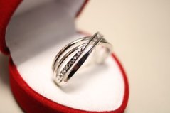 Strieborný prsteň s moderným dizajnom, jemný gravír, rhódium, veľkosť 59, 3,24g, 925/1000