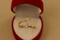 Prsteň- písmeno T- číre zirkóny- pozlátená oceľ- 316/L