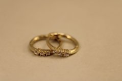 Náušnice- kruhy- číre zirkóny- zacvakávaie- žlté zlato- 14K