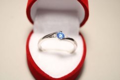 Prsteň-v tvare vlnky-modrý kameň- číre zirkóny-rhodium-striebro