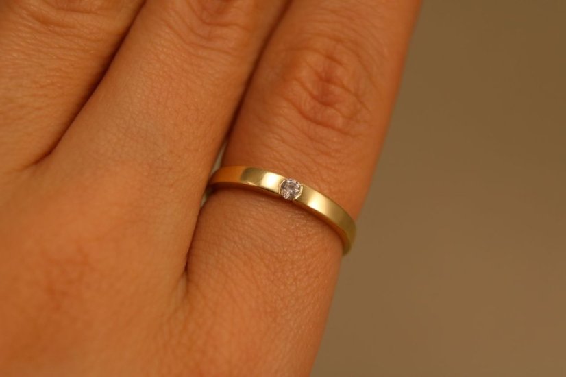Prsteň - hladká obruč - číry zirkón - žlté zlato - 14K