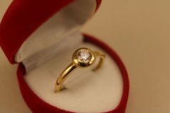 Prsteň-číry kameň- žlté zlato- 14 karátov