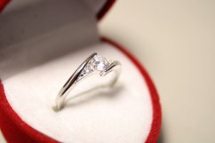 Strieborný rhódiovaný prsteň v tvare vlnky s čírymi zirkónmi, veľkosť 45, 1,52g, 925/1000