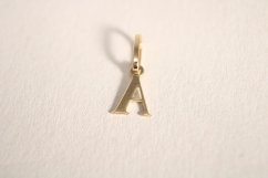 Zlatý prívesom v tvare písmena A s hladkým povrchom, žlté zlato,0,18g,14 karátov, 585/1000
