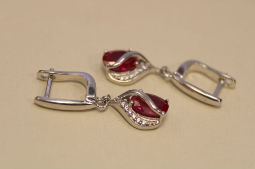Náušnice- tvar slzy-červený kameň-číre zirkóny-francúzsky patent- rhodium-striebro