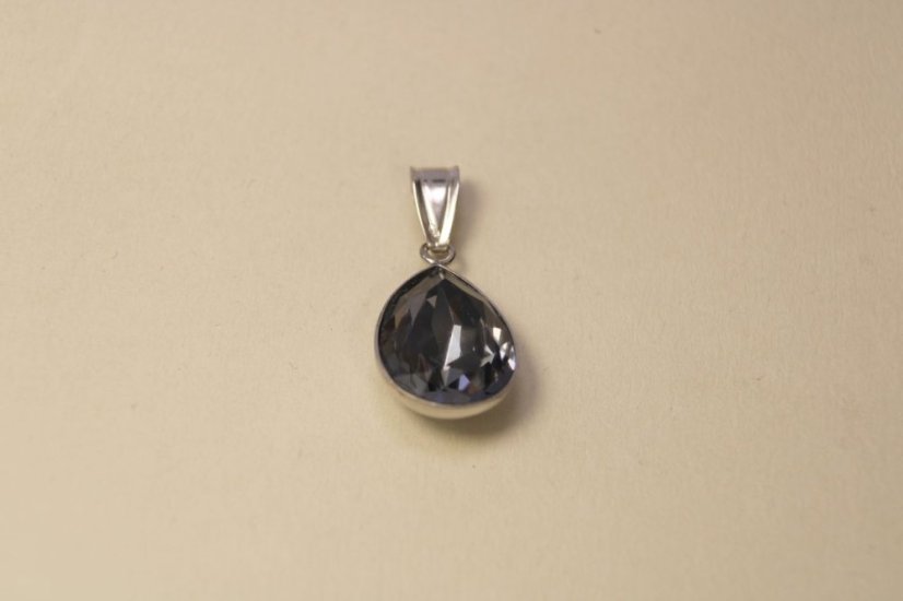 Strieborný prívesok "slza" čierny swarovski crystals, rhodiované striebro, 3,54g, 925/1000 - Druh kameňa: SWAROVSKI PRÍRODNÝ KAMEŇ, Farba kameňa: Čierny, Váha (g): 3,54, Rýdzosť: STRIEBRO 925/1000