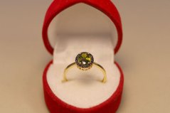 Zlatý prsteň s brúseným olivovo-zeleným zirkónom, žlté zlato, veľkosť 53, 1,37 g, 14k 585/1000
