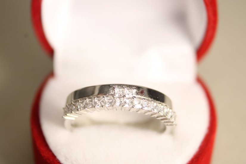 Dámsky strieborný prsteň s hladkou obručou a čírymi zirkónmi, rhodium, veľkosť 56, 3,43 g, 925/1000