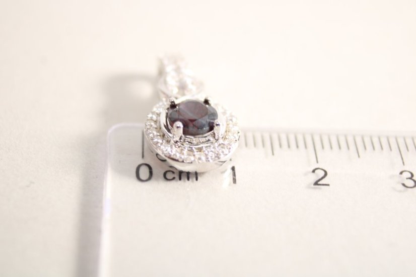 Prívesok - červený granát- číre zirkóny-striebro