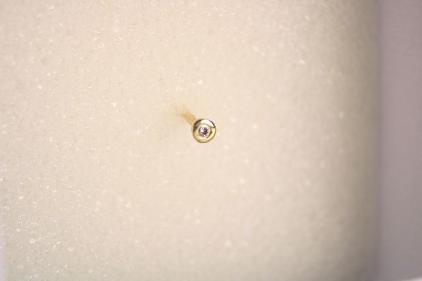 Zlatý piercing do nosa so žiarivym čírym briliantom 0,01 ct, žlté zlato, 0,17 g, 14 karátov 585/1000