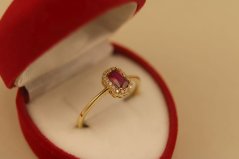 Prsteň- červený kameň- číre zirkóny- žlté zlato- 14 karátov