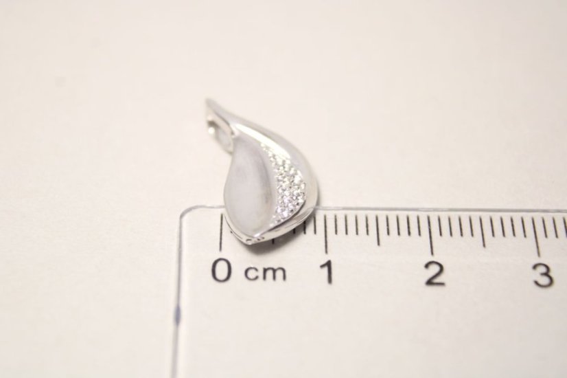 Rhodiovaný strieborný prívesok daždová kvapka s kamienkami zirkóna, 1,47 g, 925/1000