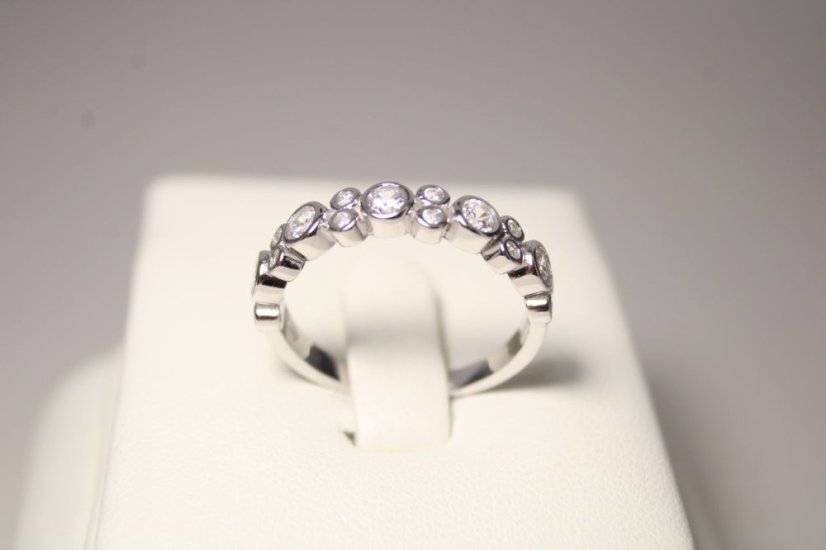 Strieborný prstienok s čírymi zirkónmi, rhodium, veľkosť 58, 3,19 g , 925/1000