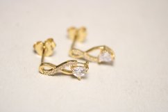 Pozlátené strieborné náušnice nekonečný tvar s čírymi kamienkami, puzetové zapínanie 1,39g, 925/1000