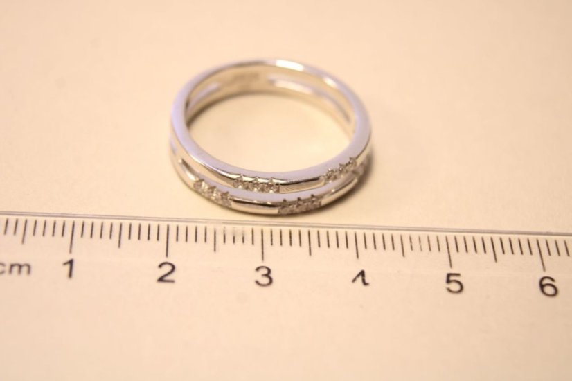 Prsteň- číre zirkóny- rhódiované striebro