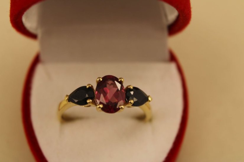 Prsteň s rodolitom a zafírmi - žlté zlato - 14K