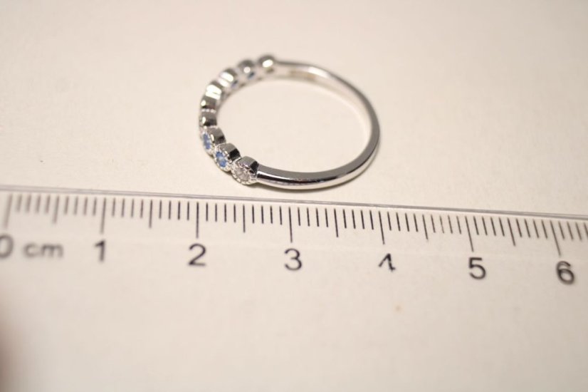 Strieborný prsteň zdobený farebnými kamienkami zirkóna, rhódium, veľkosť 58, 1,63g, 925/1000