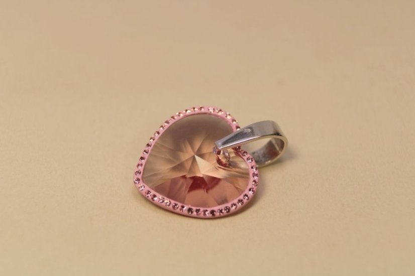 Prívesok v tvare srdca ružový swarovski crystals, striebro, 3,69g, 925/1000 - Druh kameňa: SWAROVSKI PRÍRODNÝ KAMEŇ, Farba kameňa: Rúžový, Váha (g): 3,69, Rýdzosť: STRIEBRO 925/1000