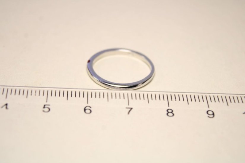 Jemný rhódiovaný strieborný prsteň s malým tmavorúžovým zirkónom, veľkosť 46, 0,98g, 925/1000