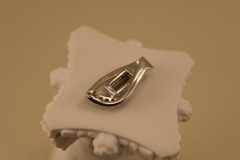 Prívesok - hnedo-šedý kremeň- číre zirkóny-rhodium-striebro