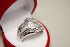 Zlatý prsteň s výrazným vzorom, číre zirkóny, biele zlato, veľkosť 58, 6,73g, 14 karátov, 585/1000