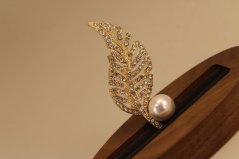 Brošňa pierko - biela syntetická perla - číre zirkóny - pozlátená chirurgická oceľ - 316L