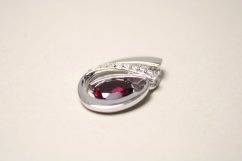 Prívesok -červený granát- číre zirkóny-rhodium-striebro