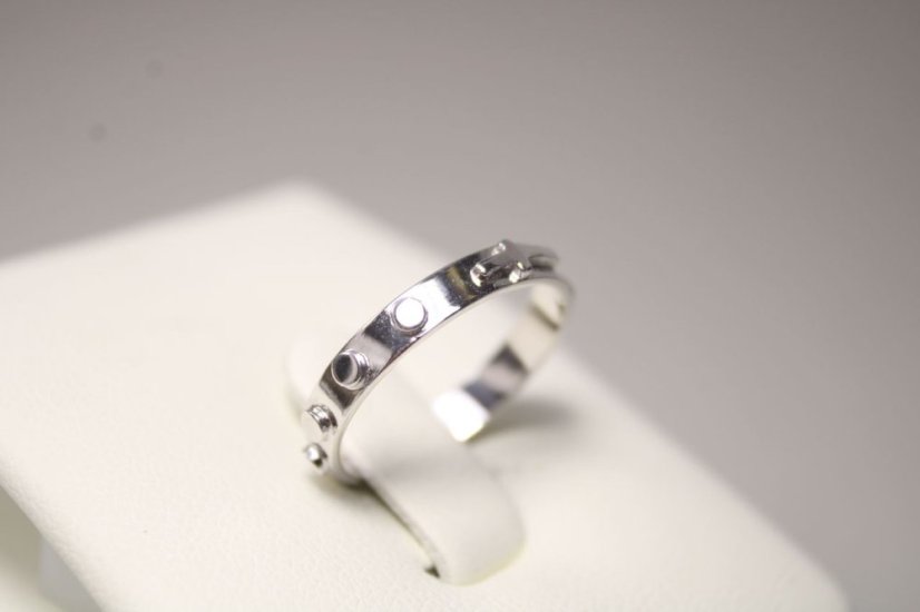 Prsteň- ruženec- vystupený krížik- biele zlato- 14 karátov