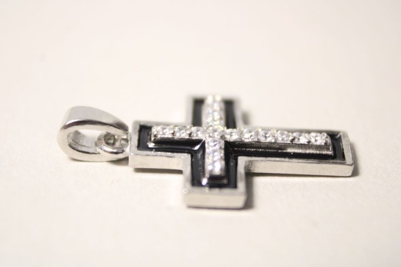 Trblietavý strieborný prívesok kríž s čírymi zirkónmi a čiernym smaltom, rhodium, 1,89 g, 925/1000