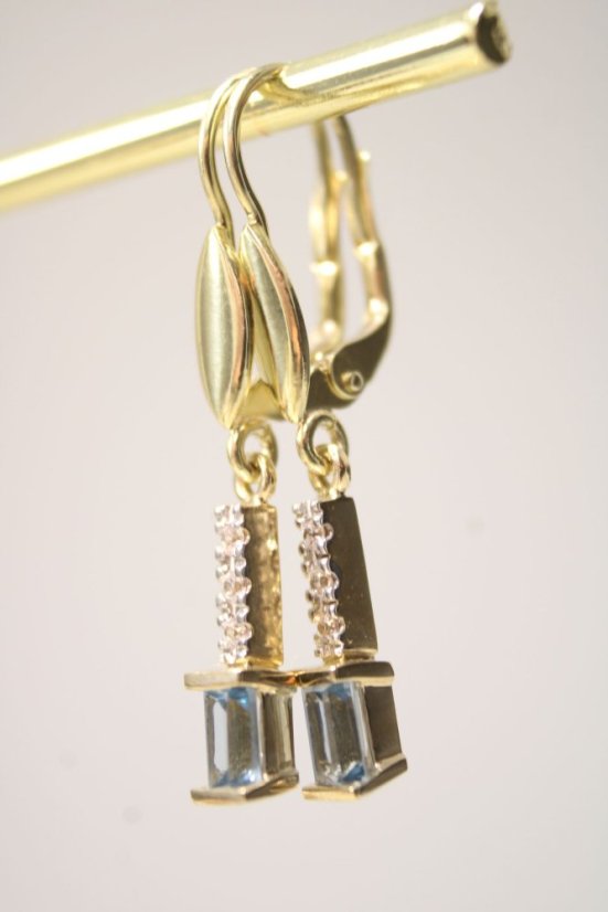 Dámske visiace náušnice so svetlo modrým zirkónom, žlté zlato, klasický patent, 3,18 g, 14K 585/1000 - Farba zlata: Žltá, Druh kameňa: FAREBNÝ ZIRKÓN, Farba kameňa: Svetlomodrý, Váha (g): 3,18, Rýdzosť: 14 karátov 585/1000