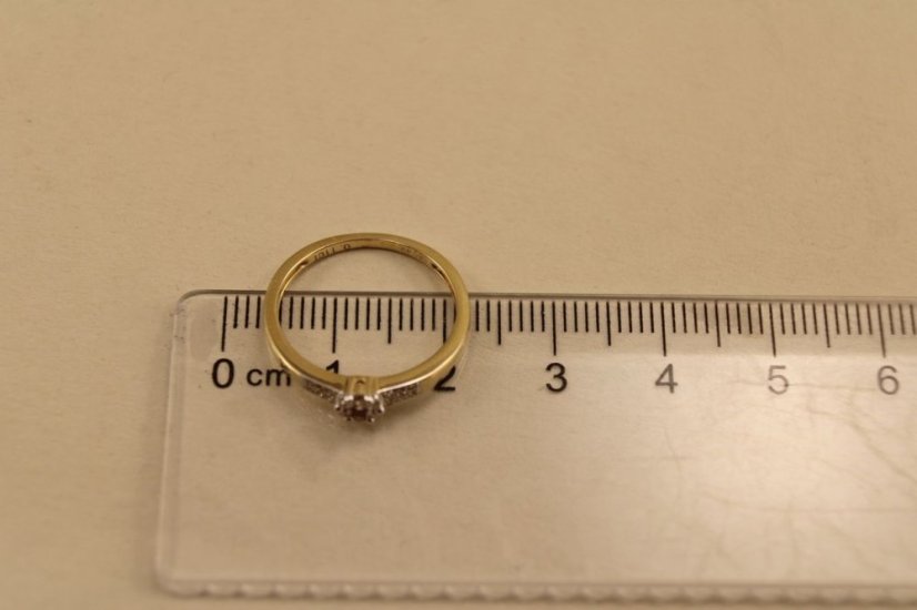 Prsteň - diamanty/centrálny briliant 0,08 ct/0,03 ct -  kombinované zlato - 14 karátov