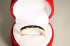 Minimalistický prsteň s čiernymi zirkónmi zo žltého zlata, veľkosť 55, 2,35 g, 14 karátov 585/1000