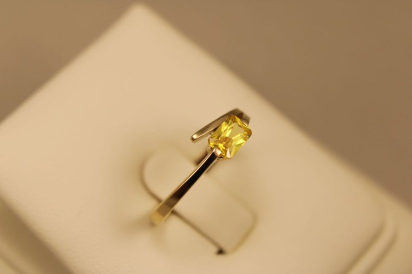 Zlatý prsteň, žlté zlato, žltý obdĺžnikový zirkón, veľkosť 55, 2,35g 14k 585/1000