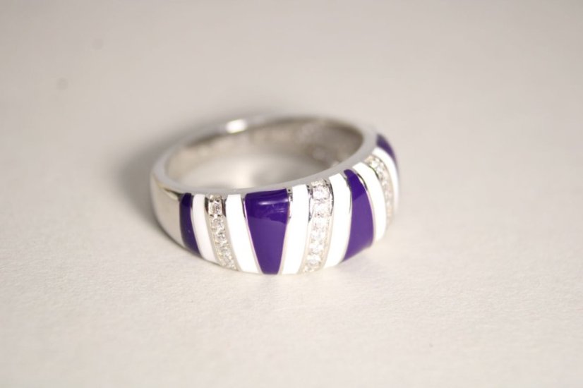 Prsteň-biely-fialovým smalt- číre zirkóny-rhodium-striebro