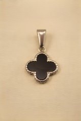 Prívesok-ďatelinka-čierny onyx- chirurgická oceľ