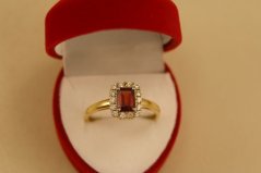 Prsteň - granát - číre zirkóny - žlté zlato - 14K