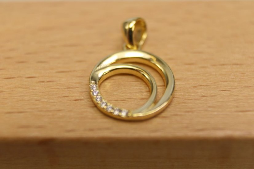 Pozlátený strieborný prívesok vyrezávané kruhy s kamienkami zirkóna, 1,03g, 925/1000 - Materiál: Pozlátené striebro, Druh kameňa: ZIRKÓN, Farba kameňa: Číry, Váha (g): 1,03, Rýdzosť: STRIEBRO 925/1000