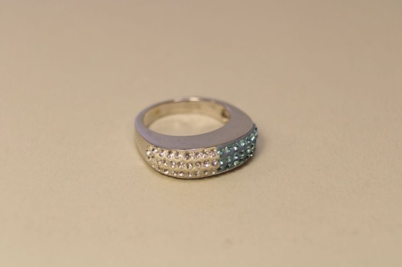 Prsteň- číre a modré swarovski crystals- rhodiované striebro