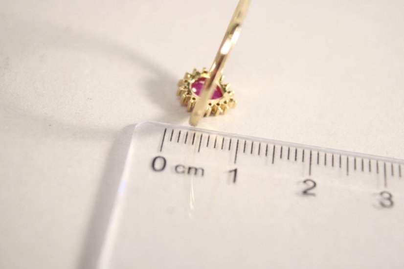 Strieborný pozlátený prsteň s rubínom v tvare slzy a čírymi zirkónmi,veľkosť 53, 1,38g, 925/1000